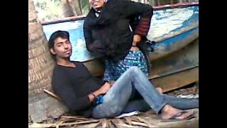 Bien installé sous le cocotier, ce jeune couple indien est aperçu en train de baiser doucement sur place