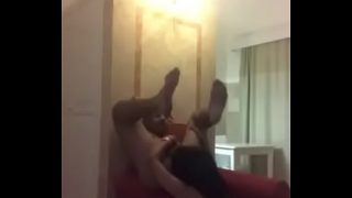 Ce jeune couple essaie toutes les positions sur ce fauteuil pour avoir les meilleures sensations de sodomie