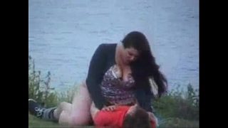 La grosse nénette et son copain baisent dans la nature, elle chevauche sur son minuscule homme