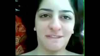 Pour sa première fois en sodomie, cette beurette a le cul serré mais elle finit par y prendre goût