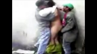 Cette femme de ménage est prise d’assaut par les 2 sécurités qui l’attendaient pour la niquer dans un coin