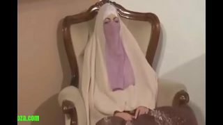 La tradition de cette famille fait que le fils peut baiser sa mère et celle-ci doit sucer sa queue